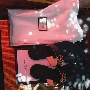 Gucci Leather thong sandal with double G
